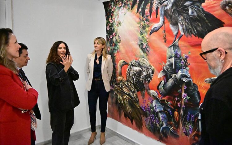 La artista guía por sus obras en la presentación de la muestra / FOTO: Eulogio García