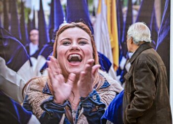 Observando una de las imágenes de la exposición callejera / FOTO: Eulogio García