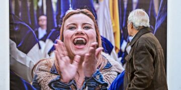 Observando una de las imágenes de la exposición callejera / FOTO: Eulogio García
