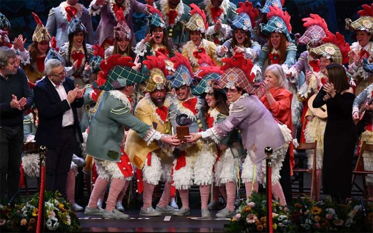 El coro de los estudiantes celebrando su primero / FOTO: Ereagafoto