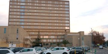 El hospital isleño desde el aparcamiento / FOTO: DBC