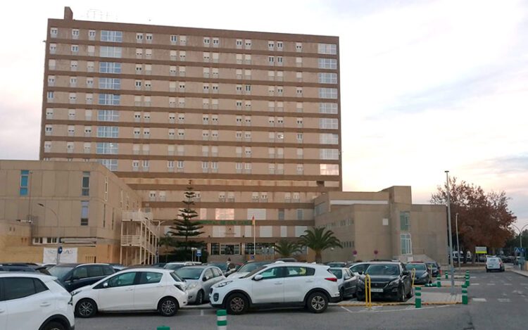 El hospital isleño desde el aparcamiento / FOTO: DBC