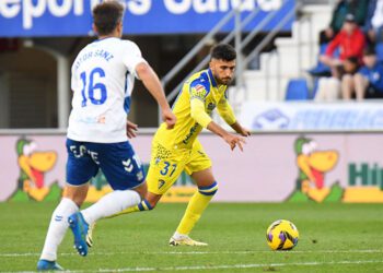 Climent manejando la pelota / FOTO: Cádiz CF