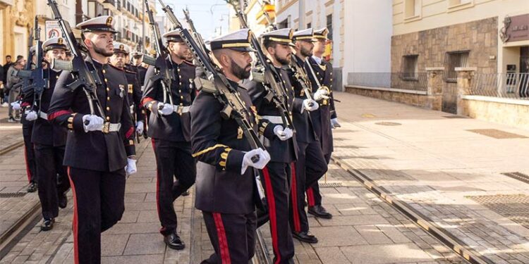 Desfilando en San Fernando durante la Pascua Militar / FOTO: Defensa