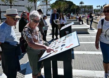 Turistas curioseando los paneles / FOTO: Eulogio García