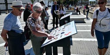 Turistas curioseando los paneles / FOTO: Eulogio García