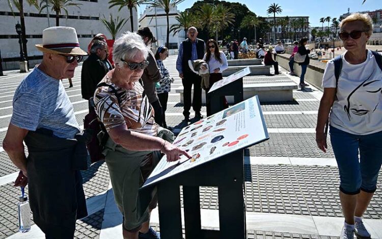 Turistas curioseando los paneles / FOTO: Eulogio García
