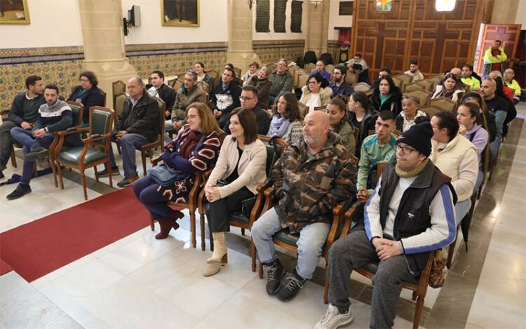 Uno de los grupos beneficiarios del programa antes de firmar sus contratos / FOTO: Ayto.