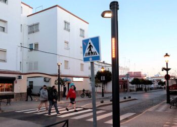 Uno de los pasos de peatones inteligentes de Rota / FOTO: Ayto.