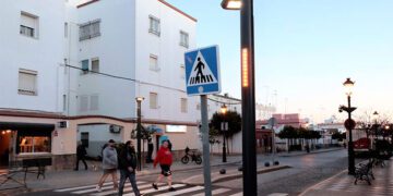 Uno de los pasos de peatones inteligentes de Rota / FOTO: Ayto.