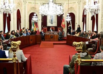 Gobierno y oposición frente a frente en el salón de plenos / FOTO: Eulogio García