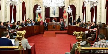 Gobierno y oposición frente a frente en el salón de plenos / FOTO: Eulogio García