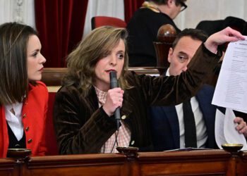 La concejala de Hacienda presumiendo de presupuesto / FOTO: Eulogio García