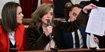 La concejala de Hacienda presumiendo de presupuesto / FOTO: Eulogio García