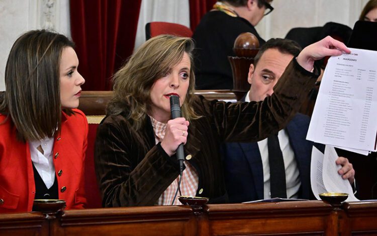 La concejala de Hacienda presumiendo de presupuesto / FOTO: Eulogio García