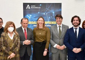 Uno de los posados durante la visita al nuevo CADE / FOTO: Junta