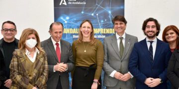 Uno de los posados durante la visita al nuevo CADE / FOTO: Junta