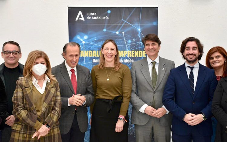 Uno de los posados durante la visita al nuevo CADE / FOTO: Junta