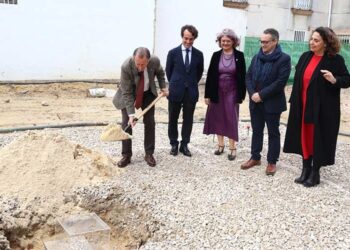 El alcalde, pala en mano / FOTO: Ayto.