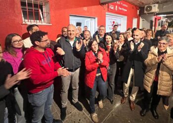 Ruiz Boix celebrando su victoria en la casa del pueblo de San Roque / FOTO: PSOE