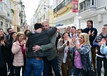 La feliz comitiva de Ruiz Boix llegando a la sede del PSOE provincial / FOTO: Eulogio García