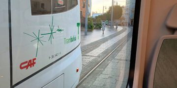 Dos tranvías cruzándose por la calle Real isleña / FOTO: DBC