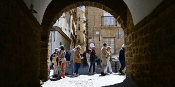Grupo de turistas deambulando por el Pópulo, en la capital / FOTO: Eulogio García