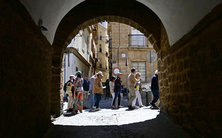 Grupo de turistas deambulando por el Pópulo, en la capital / FOTO: Eulogio García