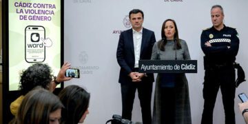 Presentando los usos de la aplicación adquirida por el Ayuntamiento / FOTO: Ayto.