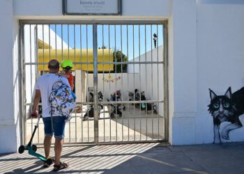 Un padre y su pequeño en la puerta de una guardería de la capital / FOTO: Eulogio García