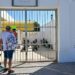 Un padre y su pequeño en la puerta de una guardería de la capital / FOTO: Eulogio García