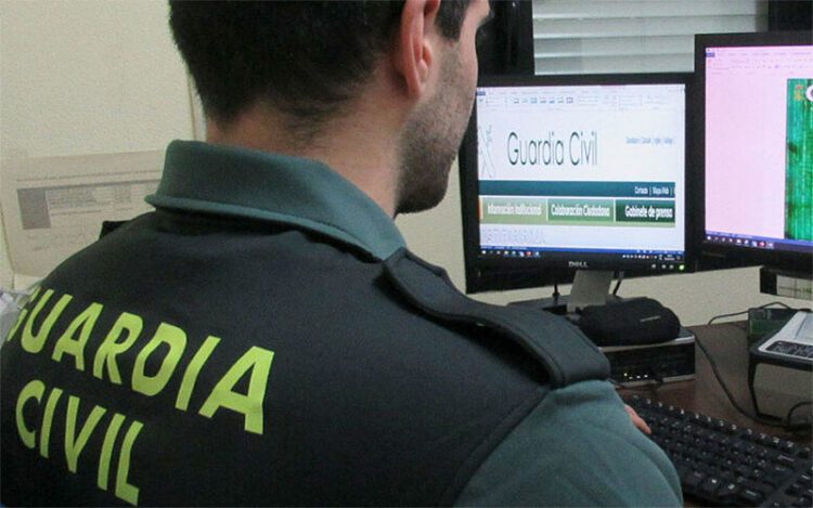 Agente de la Benemérita en una pasada operación / FOTO: Guardia Civil