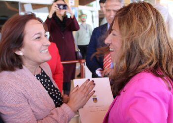 La concejala socialista abordando a la consejera del PP / FOTO: Ayto.
