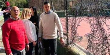 Supervisando el mal estado de una de las pistas de barrio / FOTO: PSOE