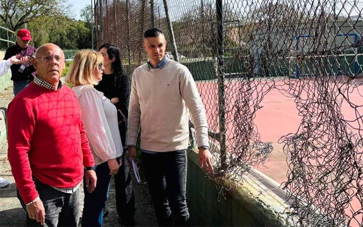 Supervisando el mal estado de una de las pistas de barrio / FOTO: PSOE