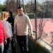 Supervisando el mal estado de una de las pistas de barrio / FOTO: PSOE