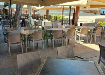 Terraza vacía en pleno centro de San Fernando / FOTO: DBC