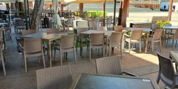 Terraza vacía en pleno centro de San Fernando / FOTO: DBC