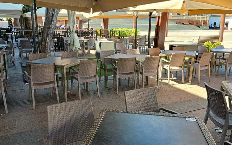 Terraza vacía en pleno centro de San Fernando / FOTO: DBC