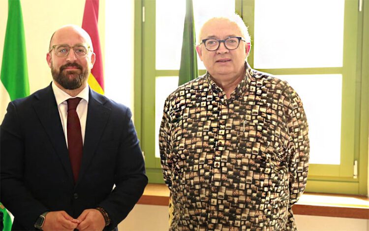 Beardo posando con Caraballo, dice que el alcalde en la sombra / FOTO: Ayto.