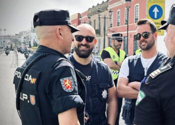 Beardo y Garay interesándose por el dispositivo policial / FOTO: Ayto.