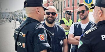 Beardo y Garay interesándose por el dispositivo policial / FOTO: Ayto.