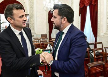 González saluda al alcalde en un pasado pleno que abordaban el plan de Navalips / FOTO: Eulogio García