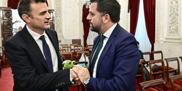 González saluda al alcalde en un pasado pleno que abordaban el plan de Navalips / FOTO: Eulogio García