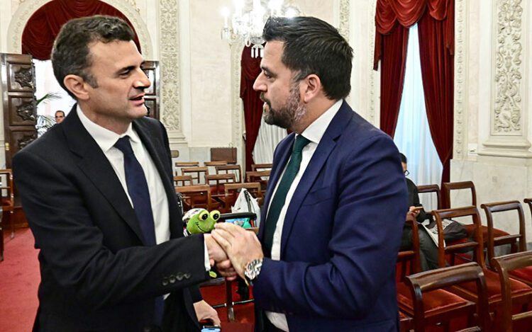 González saluda al alcalde en un pasado pleno que abordaban el plan de Navalips / FOTO: Eulogio García