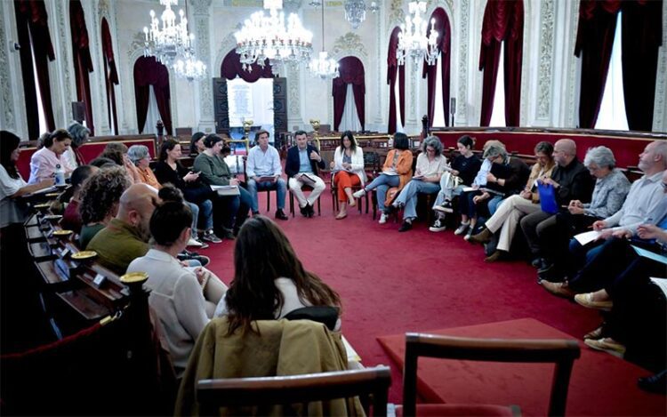 Reunión celebrada en el mismo salón de plenos / FOTO: Ayto.