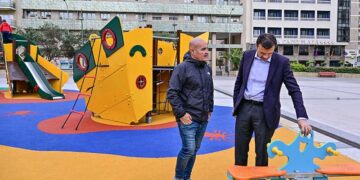 El alcalde repasa los detalles junto a Teruel / FOTO: Eulogio García