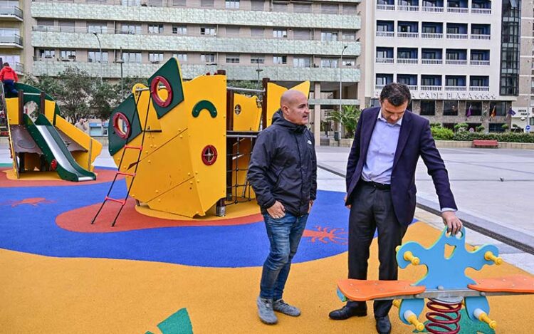 El alcalde repasa los detalles junto a Teruel / FOTO: Eulogio García