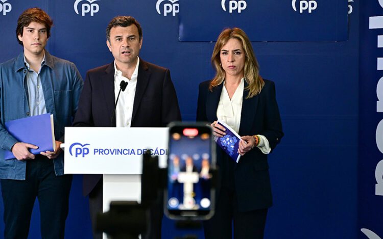 Compareciendo en la sede del PP provincial / FOTO: Eulogio García