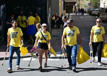 A la caza de la basura en los alrededores del estadio / FOTO: Eulogio García